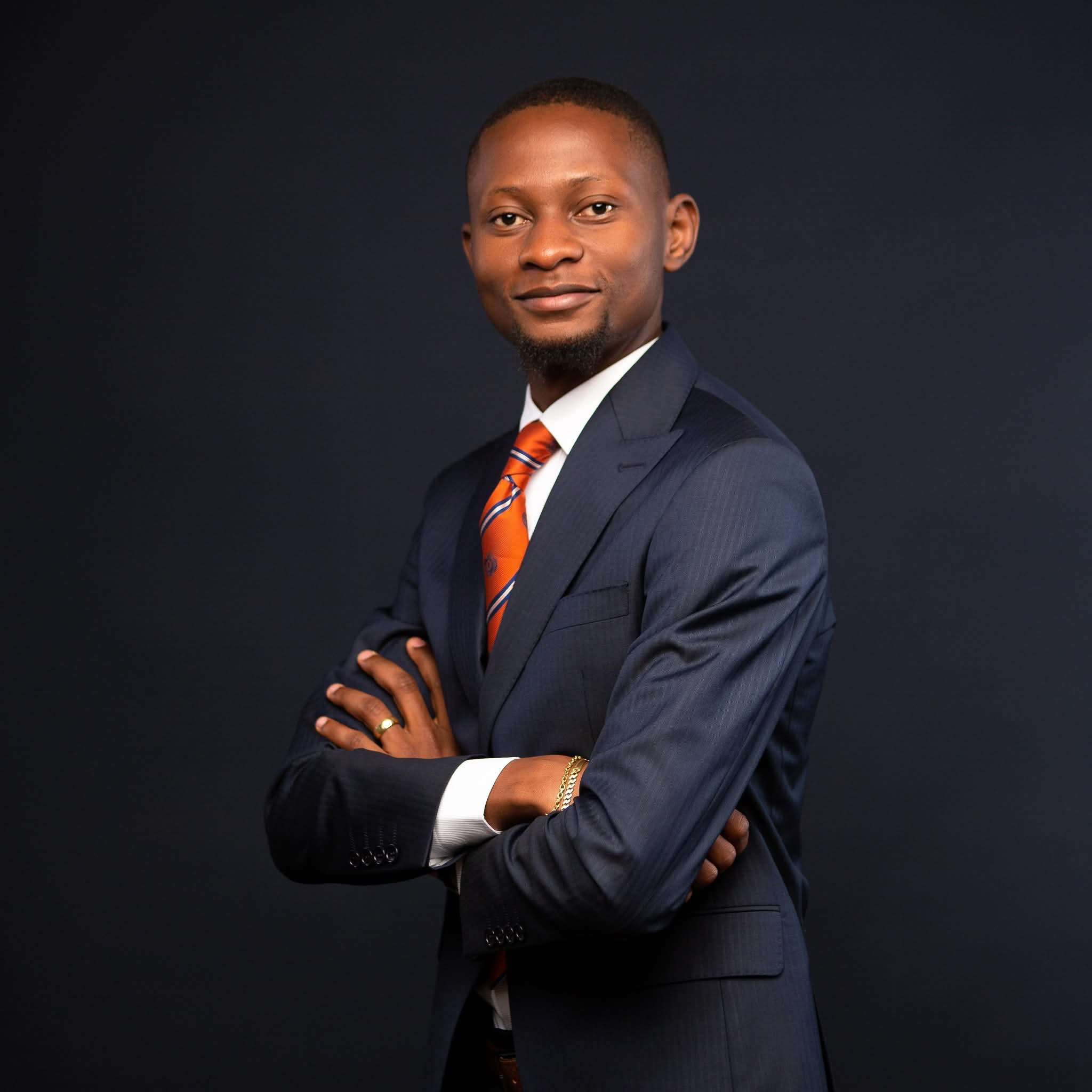 Michael Tshibwid, l’architecte discret d’une jeunesse en mouvement.